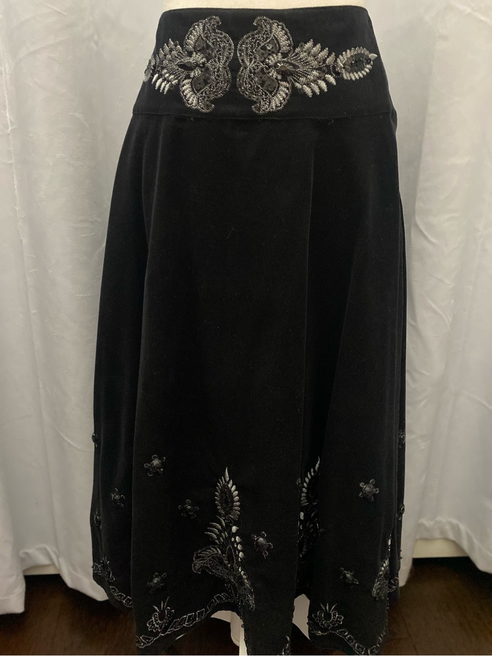 GOLDFISH embroidered skirt.